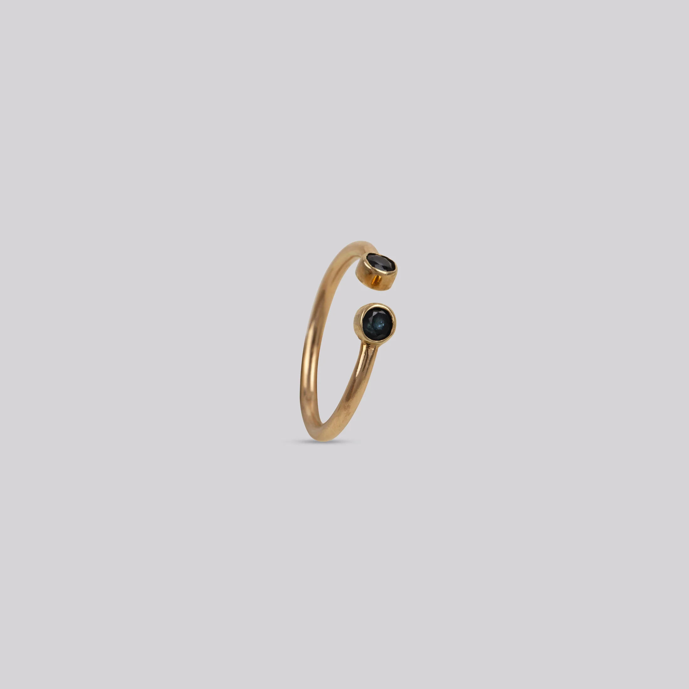 златен пръстен със син сапфир